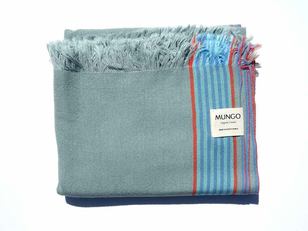 Mungo Ruti Kikoi Sage Organic Cotton Baumwolltuch multifunktional als Schal, Badetuch, Strandtuch, Tischdecke in einem hellen Grüngrau mit dezenten Streifen gewebt in Südafrika South Africa