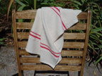 Kleines Handtuch oder Geschirrtuch von den Barrydale Hand Weavers in Südafrika handgewebt aus ungebleichter Baumwolle mit roten Streifen. BHW Country Towel Variegated Stripes Red.