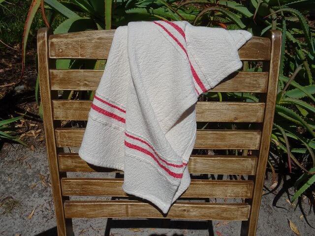 Kleines Handtuch oder Geschirrtuch von den Barrydale Hand Weavers in Südafrika handgewebt aus ungebleichter Baumwolle mit roten Streifen. BHW Country Towel Variegated Stripes Red.