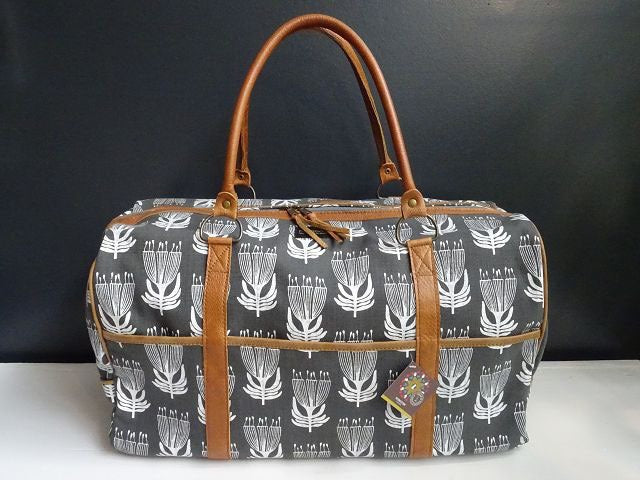 Mongoose handcrafted Weekend Bag im Design Pincushion Cream on Charcoal der Nadelkissenprotea in Weiß auf dunkelgrauem Stoff handbedruckt als Reisetasche Wochenendtasche aus Südafrika bei Indlu im Onlineshop und Ladengeschäft in Lübeck