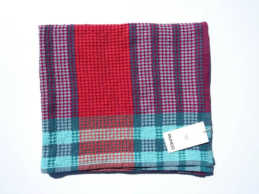 Organic Cotton Scout Towel in der Farbe Ladybug farbenfrohes Badetuch aus Bio Baumwolle gewebt von der südafrikanischen Weberei MUNGO