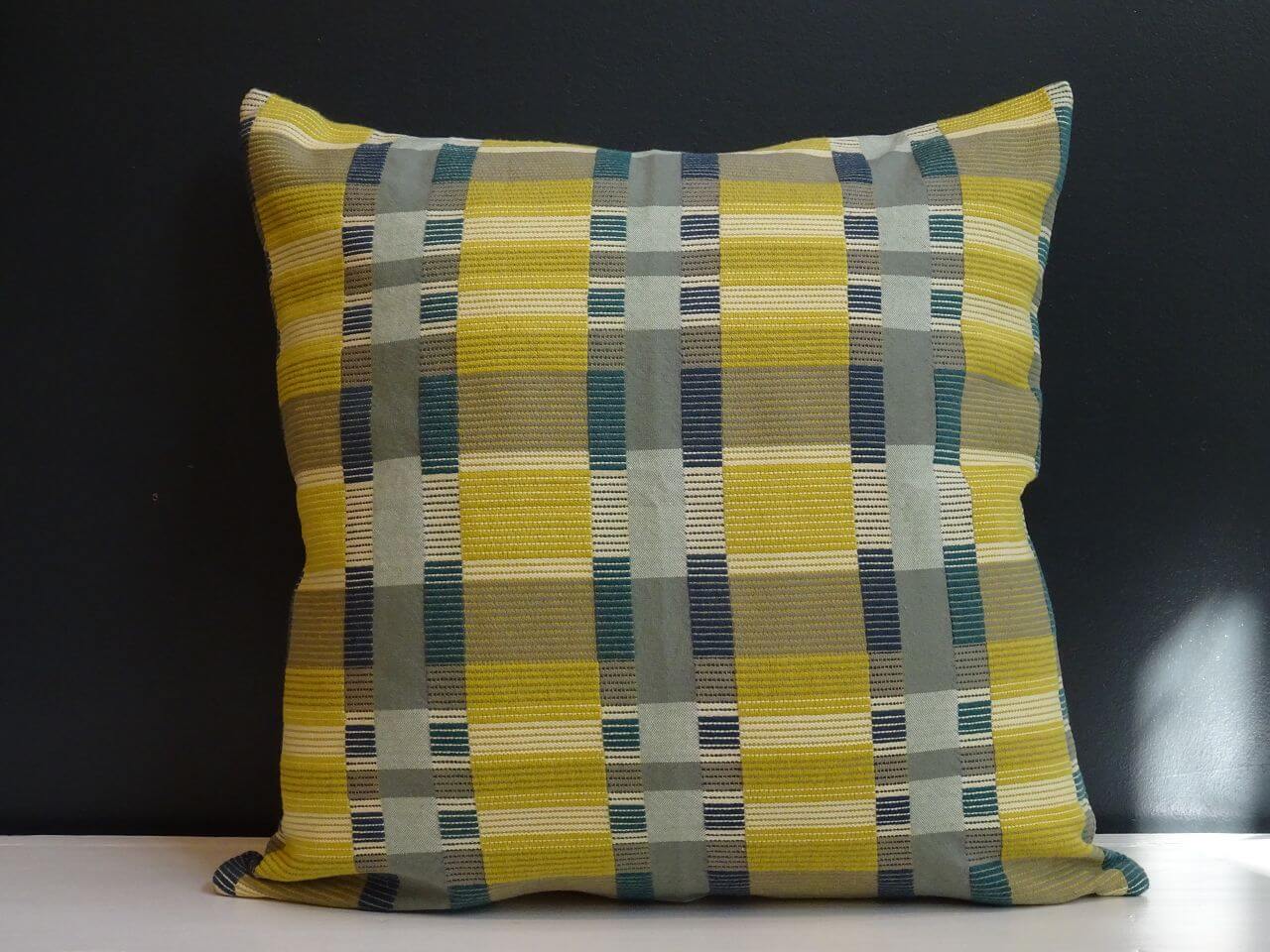 Mungo Skipping Block Cushion Cover Leapfrog Kissenhülle 50 x 50 cm in den Farben Gelb, Grün, Petrolblau gewebt aus südafrikanischer Baumwolle in der Mungo Mill in Plettenberg Bay South Africa