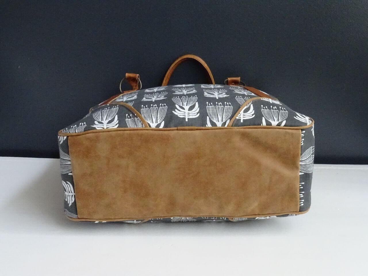 Mongoose Day Bag "Pincushion Cream/Charcoal"