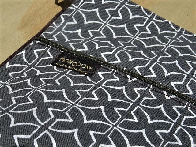 Mongoose Pouch Bag Umhängetasche "Mudcloth Cream/Charcoal"