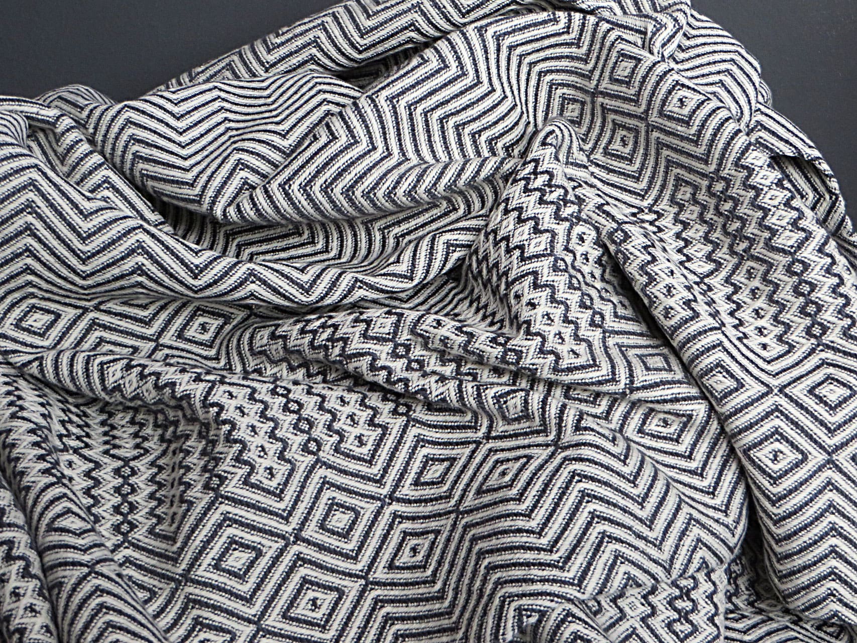 Mungo Bakuba Throw Wohndecke Bettüberwurf Plaid in Charcoal Weiß mit Dunkelgrau aus reiner Baumwolle gewebt in Südafrika designed woven and made in South Africa