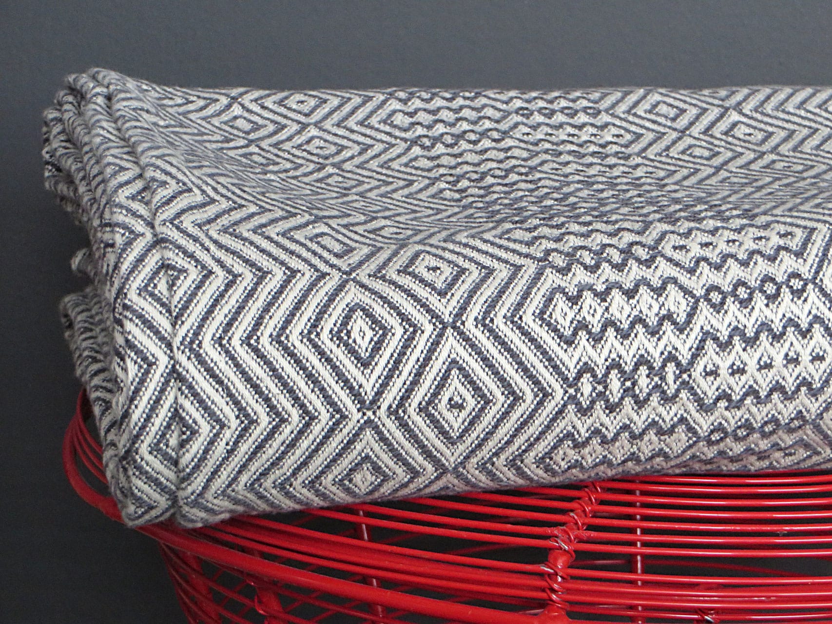 Mungo Bakuba Throw Charcoal südafrikanische Baumwolldecke Bettüberwurf Plaid in der Farbe Weiß mit Dunkelgrau