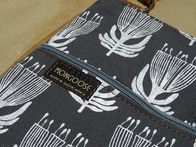 Mongoose Kiki Bag Umhängetasche "Pincushion Cream/Charcoal"