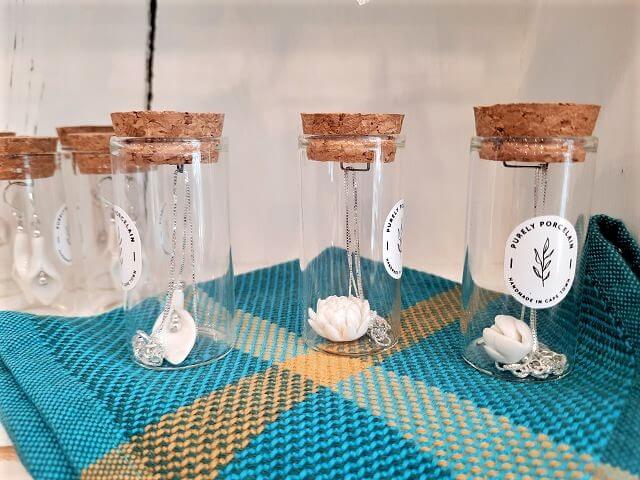 weiße Porzellananhänger an einer Silberkette von Purely Porcelain aus Kapstadt