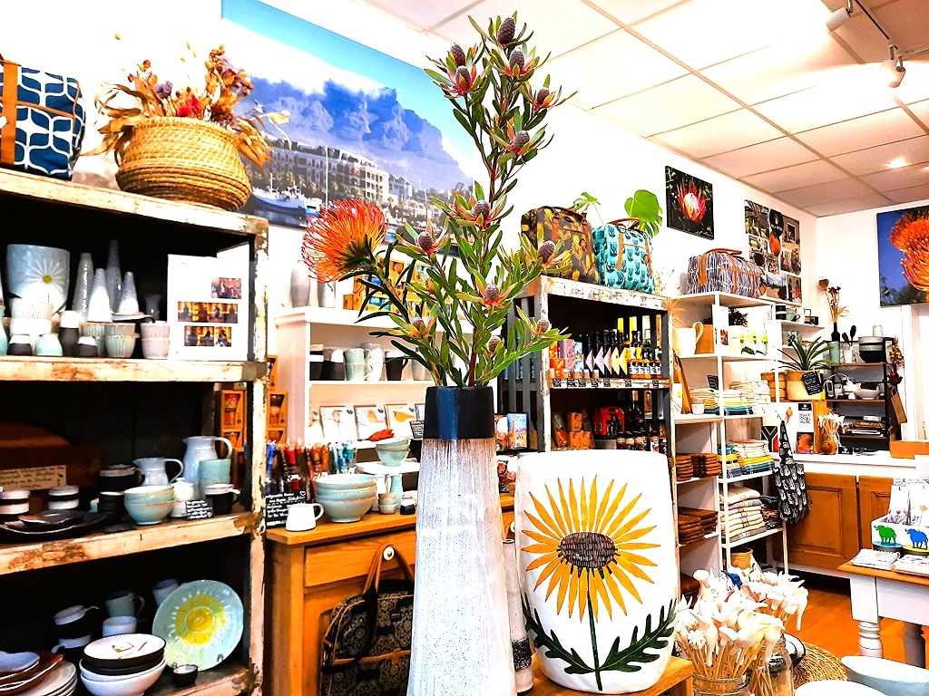 Einblick ins Ladengeschäft Indlu Design Store in Lübeck. Im Vordergrund Vasen von Gemma Orkin und Corinne de Haas aus Südafrika