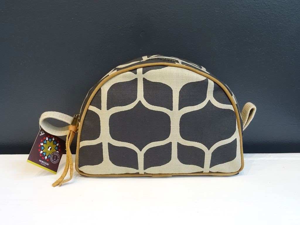 Mongoose handcrafted Misi Bag im Design "Graphic Black/Natural" schwarz auf naturfarbenem Stoff kleine Kosmetiktasche Kulturtasche aus Südafrika