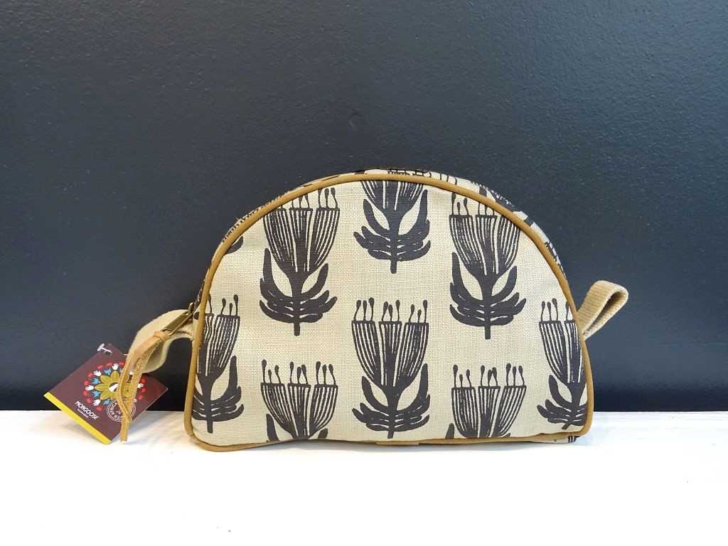 Mongoose Misi Bag handcrafted in South Africa kleine Kosmetiktasche Kukturtasche aus Südafrika im Design "Pincushion Charcoal/Natural" die Nadelkissenproteain Dunkelgrau auf naturfarbenem Stoff