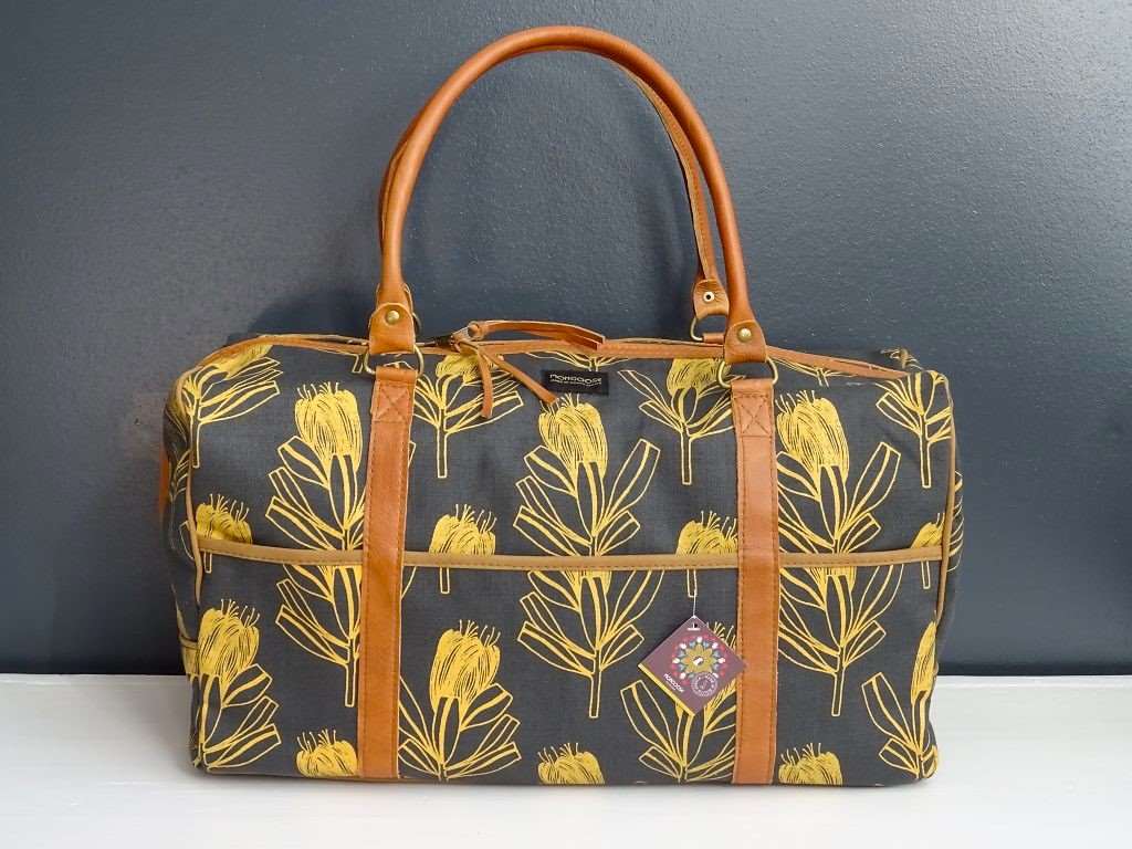 Wochenendtasche Weekend Bag von Mongoose handcrafted Südafrika aus dunkelgrauem Baumwollstoff bedruckt mit der Sugarbush Protea in Senfgelb