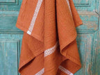 MUNGO Block Rib Towel Russet in Rostrot mit dezenten weißen Streifen ein saugstarkes Handtuch gewebt aus Baumwolle Organic Cotton in Plettenberg Bay Südafrika
