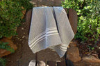 Handgewebtes Handtuch oder Geschirrtuch in der Farbe Karoo Green einem gedeckten Dunkelgrün mit naturfarbenen Streifen von der südafrikanischen Weberei Barrydale Hand Weavers BHW in der Klein Karoo.