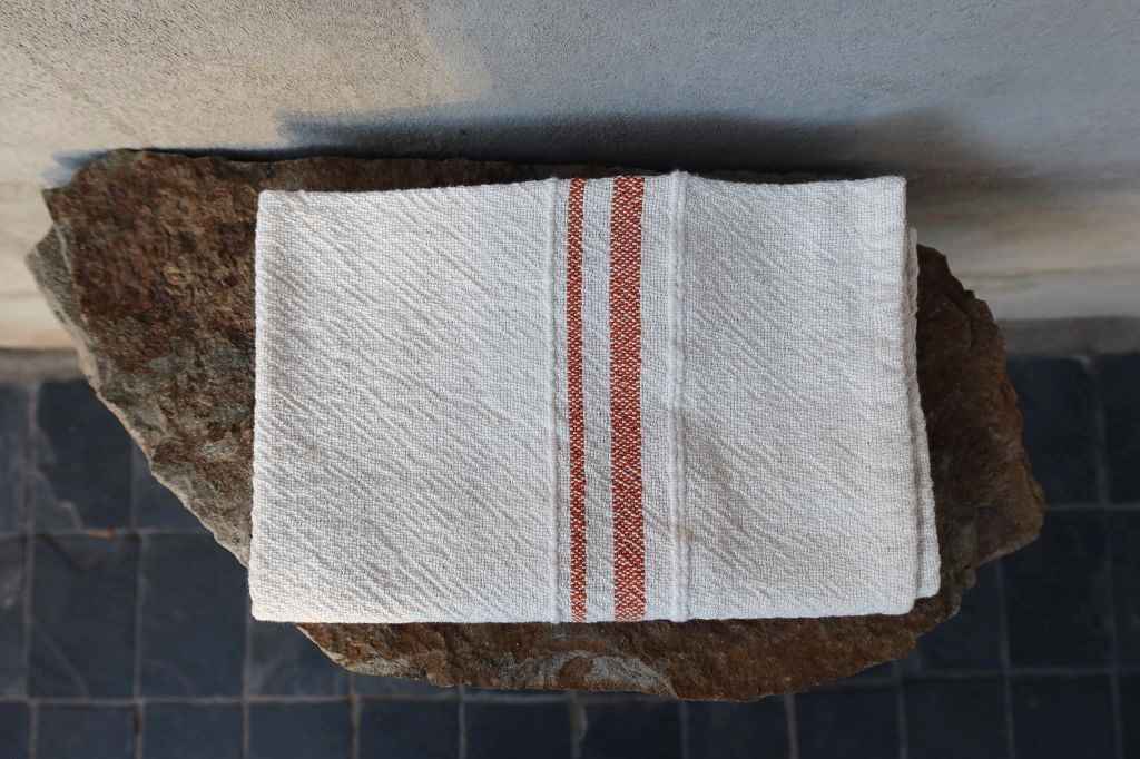 Naturfarbenes Küchenhandtuch BHW Country Towel mit Streifen in der Farbe Karoo Orange handgewebt in Barrydale in Südafrika 