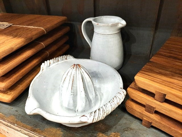 Holzretter von Kiewiet aus dem Eichenholz alter Weinfässer und handgemachte Keramik von Corinne de Haas Krug und Zitrusfrüchtepresse in Speckled White glasiert